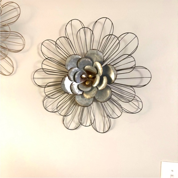 Set of 2 Floral Wire Wall Decor Silver Gold Jumbo Flowers - Picture 4 of 9